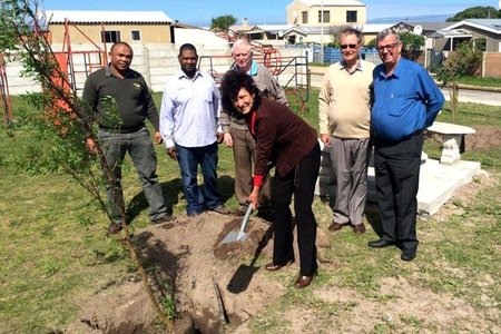 Rietstraat Parkie, met voor rdl Riana de Coning en agter vlnr Benjamin Kondokter, Ivan Cornelius, John Collings, Daan Oosthuizen en Jannie Botha